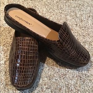 Women’s size 91/2 wide slip on mule NWT shoes comfort View